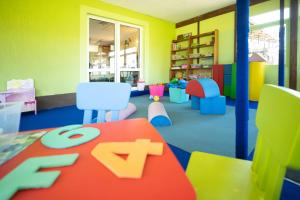a classroom with colorful furniture and a table and chairs at Agroturystyka Pod Kogutem in Dziwnówek