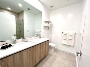 Un baño de Sleek 2BD 2BA Condo In Miami Design District