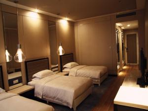 Cama ou camas em um quarto em Palace Hotels Beijing Yongfeng Nan(S) Subway Station