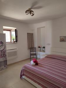 莫诺波利I Trulli di nonno Oronzo的一间卧室，里面有一张床和一个吊扇