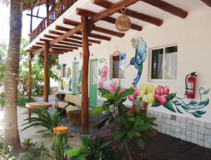 un edificio con un mural en el costado en Art Maya Rooms en Isla Holbox