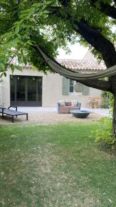 a building with a couch and a bench in a yard at Chez Beth in Saint-Rémy-de-Provence