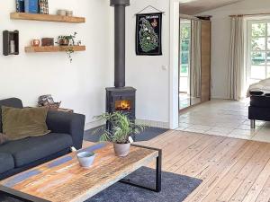 Holiday home Helsinge的休息区