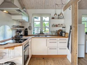 Holiday home Helsinge的厨房或小厨房