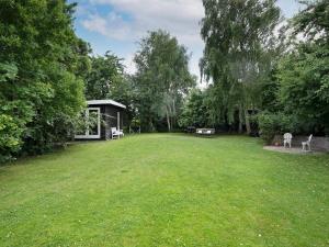 Holiday home Helsinge外面的花园