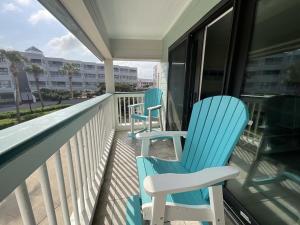 Balcone o terrazza di Sun Splashed Condo! Steps to Beach and 2 Pools Galveston Island