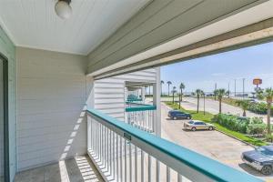 Balcone o terrazza di Sun Splashed Condo! Steps to Beach and 2 Pools Galveston Island