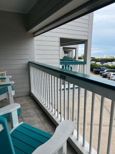 Balcone o terrazza di Sun Splashed Condo! Steps to Beach and 2 Pools Galveston Island