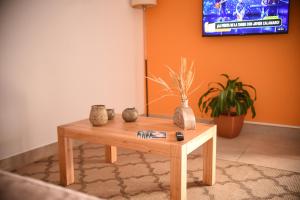 a wooden coffee table in a living room with a tv at Nice Alem in Tandil