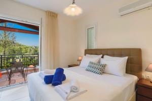A bed or beds in a room at Villa Apollo Springs by Villa Plus Még 12 kép
