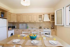 A kitchen or kitchenette at Villa Ermis Springs by Villa Plus
