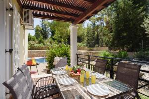 Μπαλκόνι ή βεράντα στο Villa Olympios Springs by Villa Plus