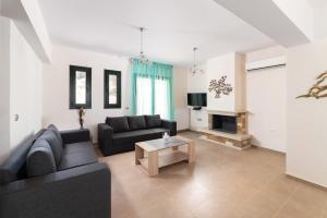 Μια τηλεόραση ή/και κέντρο ψυχαγωγίας στο Villa Dimitra Springs by Villa Plus