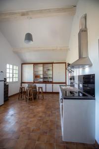 cocina grande con armarios blancos y mesa en Domaine Saint Laurent, en Béziers