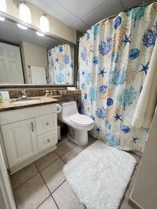 Bagno di Sun Splashed Condo! Steps to Beach and 2 Pools Galveston Island