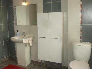 Bathroom sa Gîte Louroux-de-Bouble, 4 pièces, 6 personnes - FR-1-489-5