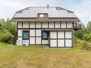 FrankenauにあるHalf timbered house in Kellerwald National Park with a fantastic viewの屋根に太陽光パネルを敷いた家