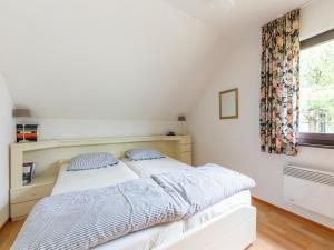 Ein Bett oder Betten in einem Zimmer der Unterkunft Half timbered house in Kellerwald National Park with a fantastic view