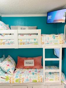 Letto o letti in una camera di Sun Splashed Condo! Steps to Beach and 2 Pools Galveston Island