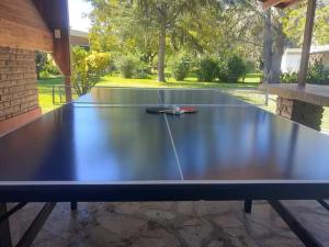 a ping pong table in the middle of a patio at Quinta La Alpina in Baradero