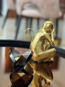 una estatua de oro de un mono sentado en una mesa en Hermoso apto. con Piscina Centro de la Ciudad!, en Santo Domingo