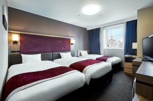 Кровать или кровати в номере Daiwa Roynet Hotel Sapporo-Susukino