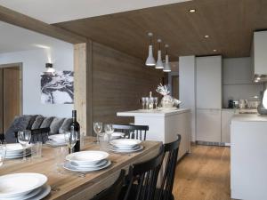 Кухня или мини-кухня в Appartement 96m² - 8 pers - Courchevel Village - Centre station & à côté des pistes - Balcon - SPA - FR-1-631-104
