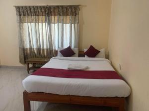 Postel nebo postele na pokoji v ubytování Hotel Peace Ganga Inn