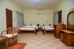 Uma cama ou camas num quarto em Chitwan Paradise Hotel