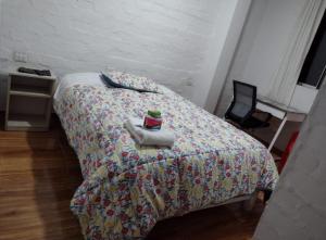 una camera da letto con un letto con un libro sopra di Alojamientos Támpur a San Mateo