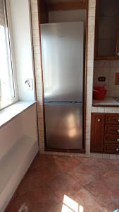 een roestvrijstalen koelkast in een keuken met een raam bij le note di Napoli in Napels