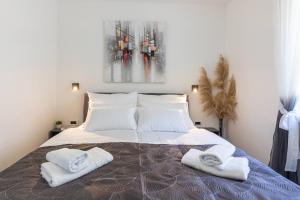 ein Schlafzimmer mit einem Bett mit Handtüchern darauf in der Unterkunft Magic Fantasy in Dubrovnik