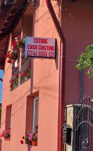 um sinal que está na lateral de um edifício em Casa Cristina em Cartisoara