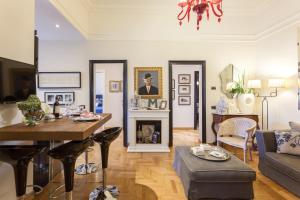 a living room with a table and a couch at Casa Roma Luxury Apartment in Rome