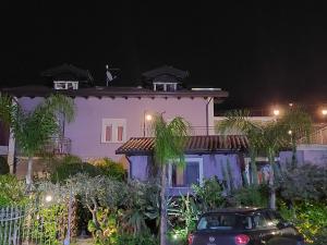 ein Haus mit einem Auto, das nachts davor geparkt ist in der Unterkunft Villa Margot in Agropoli