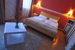 Una cama o camas en una habitación de Hotel Heidelberger Hof