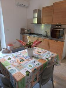 een keuken met een tafel met een tafelkleed erop bij GREEN HOUSE in Vasto +4 foto's