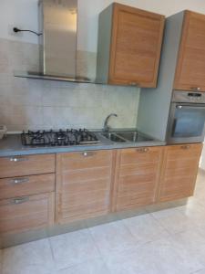 een keuken met een spoelbak en een fornuis bij GREEN HOUSE in Vasto