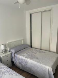 A bed or beds in a room at Apartamento Torrelaguna