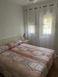 A bed or beds in a room at Apartamento Torrelaguna Még 9 kép