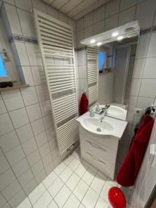 a white bathroom with a sink and a mirror at 2-Zimmer-Nichtraucher-Ferienwohnung Strobel in Tübingen