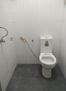 un bagno con un water bianco in una cabina di HOTEL MAYA a Tegal