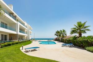 The swimming pool at or close to Porto de Mos Golf & Beach B&B AL-40312