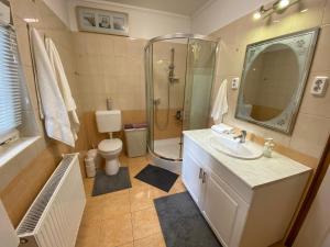 A bathroom at Rév1 Vendégház