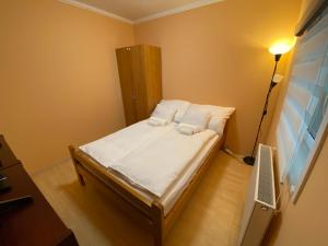 A bed or beds in a room at Rév1 Vendégház