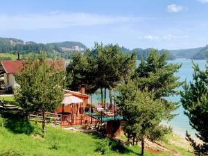 una casa a orillas de un lago en Villa Eti en Dospat