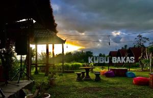 Kubu Bakas Guest House外面的花园