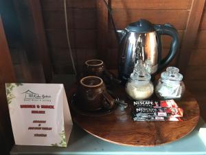 Kubu Bakas Guest House的咖啡和沏茶工具