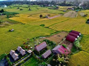 uma vista aérea de uma casa num campo em Kubu Bakas Guest House - CHSE Certified em Banjarangkan
