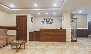 een woonkamer met een houten deur en een tafel bij Treebo Trend Arastu Grand in Hyderabad